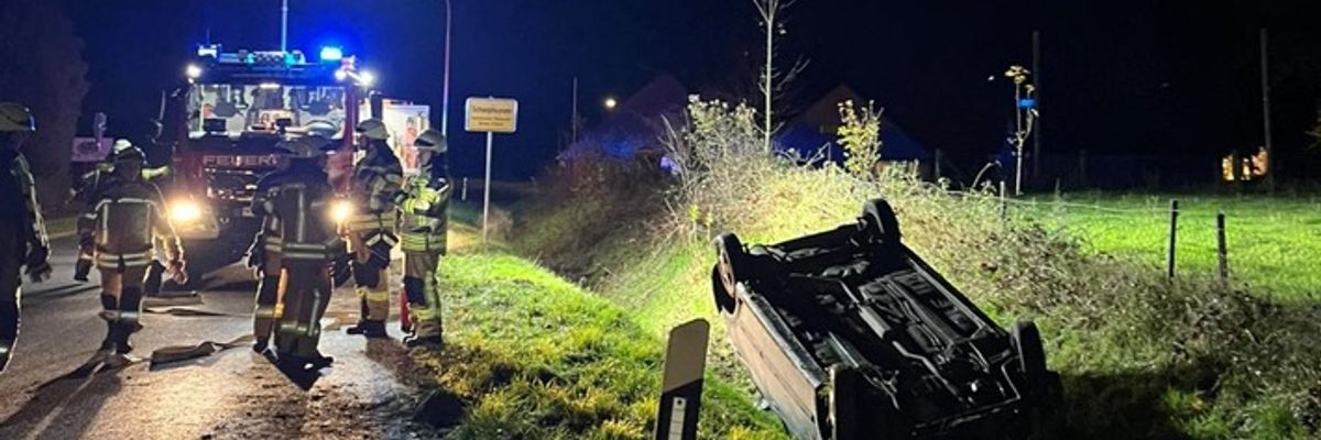 FW Rheurdt: PKW landet im Graben auf dem Dach - Feuerwehr im Einsatz