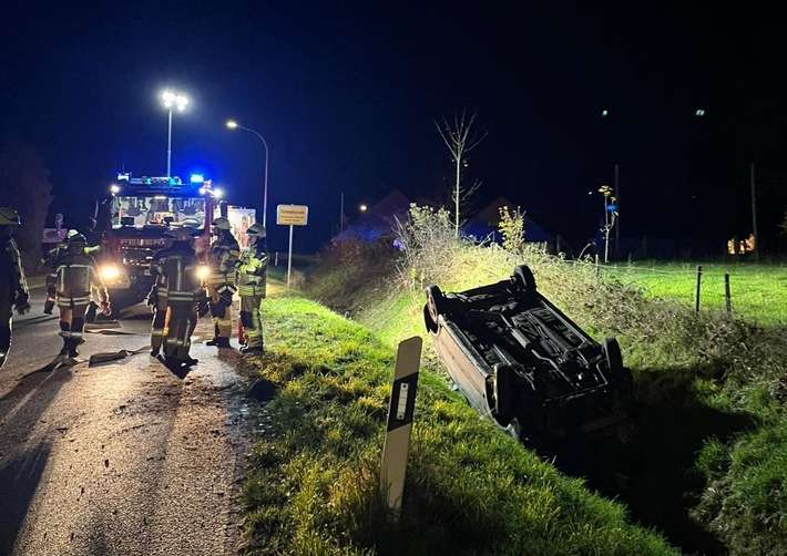 FW Rheurdt: PKW landet im Graben auf dem Dach - Feuerwehr im Einsatz