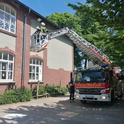 FW Dinslaken: Tierrettung in luftiger Höhe