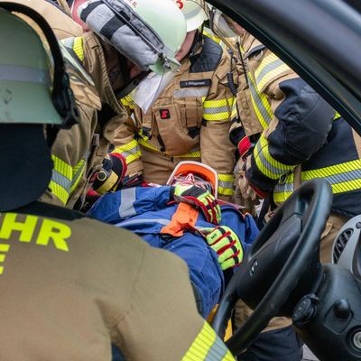 FW Voerde: Schwerer Verkehrsunfall auf dem Rathausplatz in Voerde