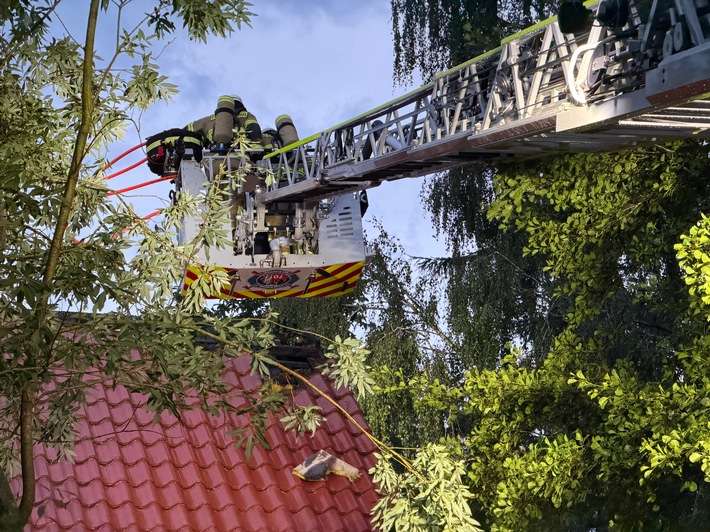 FW-SE: beginnender Dachstuhlbrand nach Blitzeinschlag