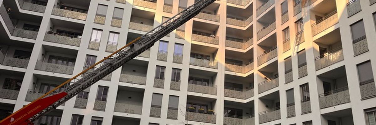 FW Dresden: Balkonbrand & Verkehrsunfall