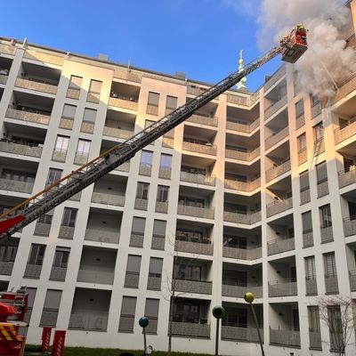 FW Dresden: Balkonbrand & Verkehrsunfall