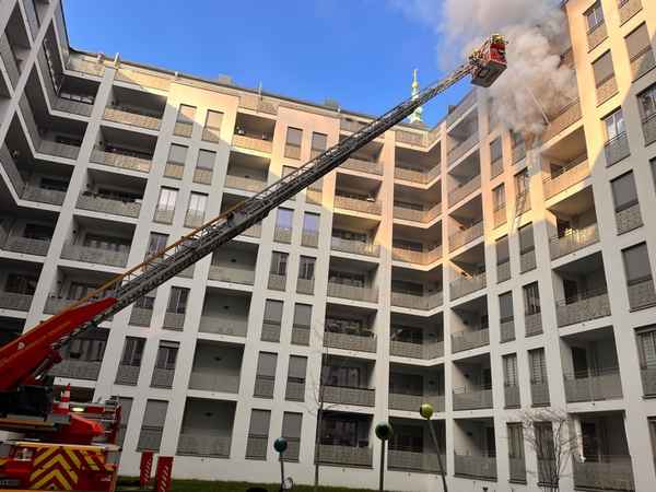 FW Dresden: Balkonbrand & Verkehrsunfall