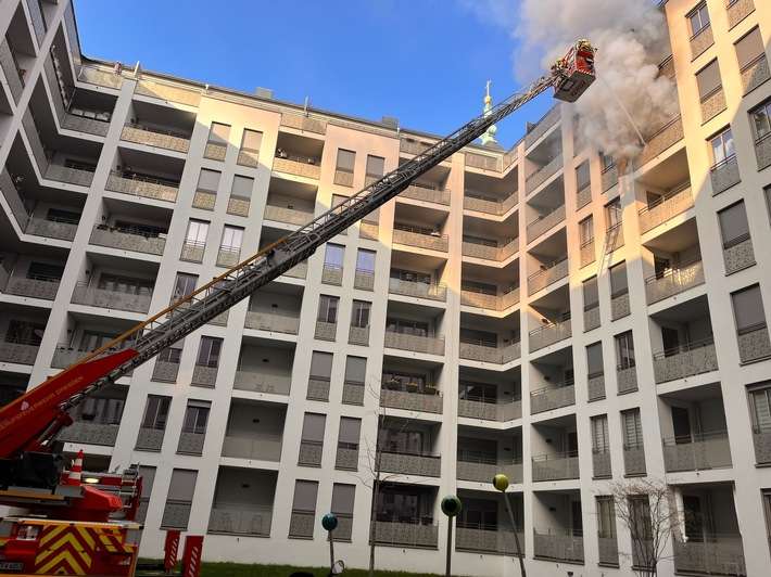 FW Dresden: Balkonbrand & Verkehrsunfall