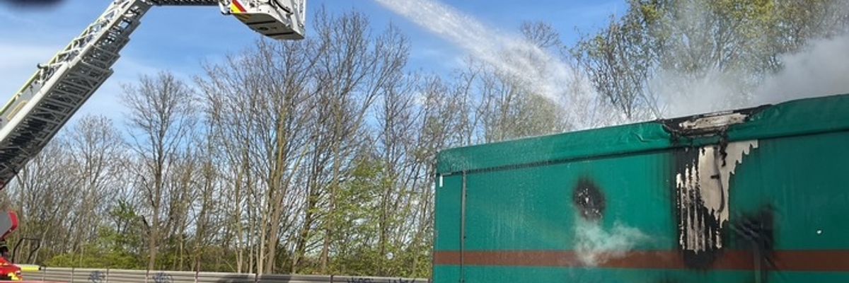 FW-DO: LKW Brand auf der A 45 / Abfall brennt auf Sattelauflieger