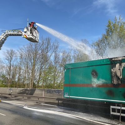 FW-DO: LKW Brand auf der A 45 / Abfall brennt auf Sattelauflieger