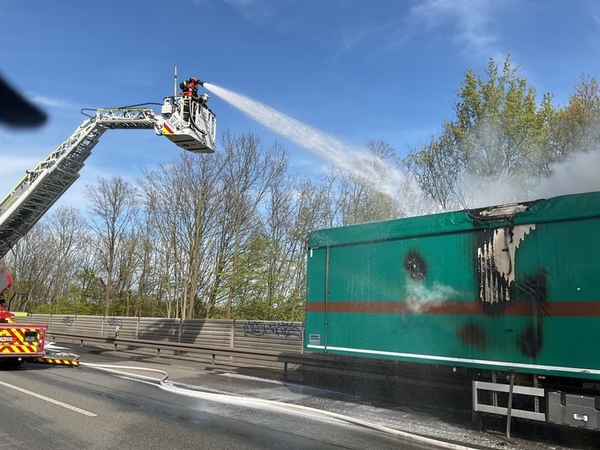FW-DO: LKW Brand auf der A 45 / Abfall brennt auf Sattelauflieger