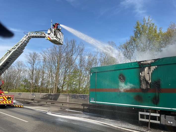 FW-DO: LKW Brand auf der A 45 / Abfall brennt auf Sattelauflieger