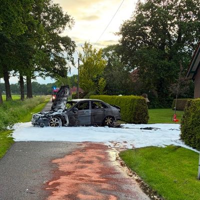 FW-AUR: Auto durch Feuer zerstört