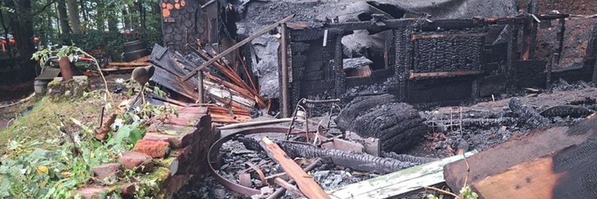 FW-EN: Brennende Waldhütte, Tragehilfe und Abraumverbrennung