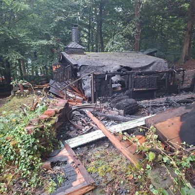 FW-EN: Brennende Waldhütte, Tragehilfe und Abraumverbrennung