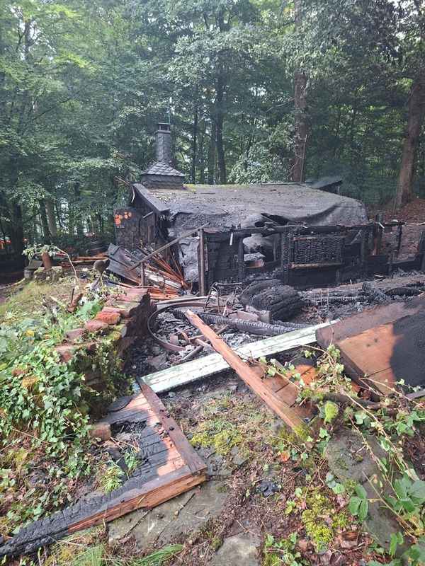 FW-EN: Brennende Waldhütte, Tragehilfe und Abraumverbrennung