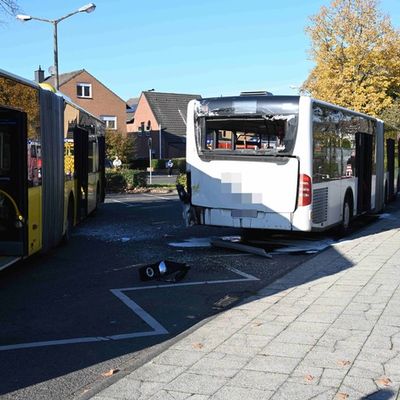 FW Pulheim: Schulbusse kollidieren an Pulheimer Gymnasium