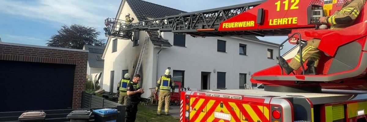 FW Lehrte: Wärmepumpe gerät in Ahlten in Brand Flammen drohen auf Wohnhaus überzugreifen