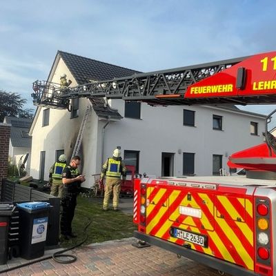FW Lehrte: Wärmepumpe gerät in Ahlten in Brand Flammen drohen auf Wohnhaus überzugreifen