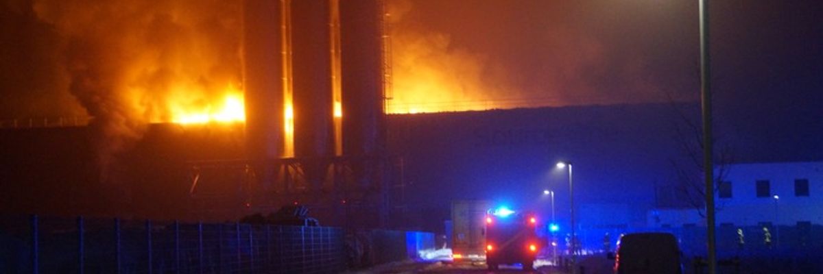 FW Flotwedel: Großbrand bei Recyclingbetrieb in Eicklingen - Rund 150 Einsatzkräfte im stundenlangen Einsatz