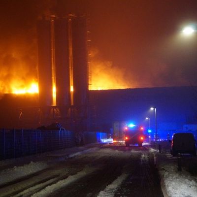 FW Flotwedel: Großbrand bei Recyclingbetrieb in Eicklingen - Rund 150 Einsatzkräfte im stundenlangen Einsatz