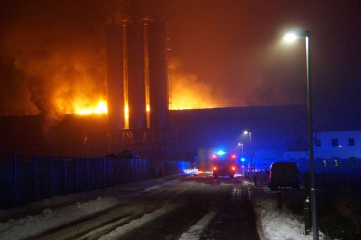 FW Flotwedel: Großbrand bei Recyclingbetrieb in Eicklingen - Rund 150 Einsatzkräfte im stundenlangen Einsatz