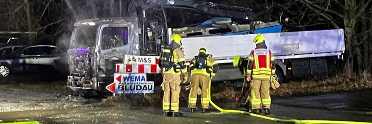 FW Paderborn: LKW-Brand mit Ausbreitung