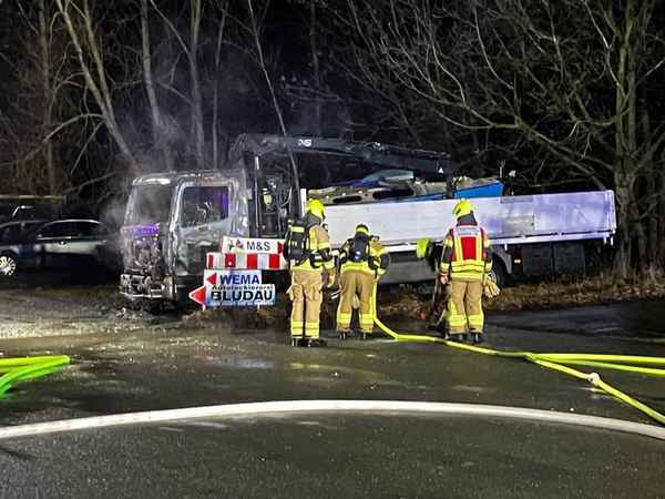 FW Paderborn: LKW-Brand mit Ausbreitung