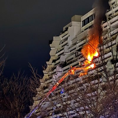 FW-M: Ein Toter nach Brand in Hochhaus (Olympisches Dorf)