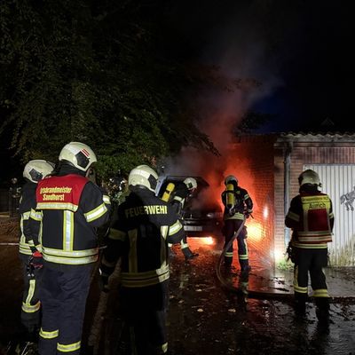FW-AUR: Ausbreitung von PKW-Brand abgewendet