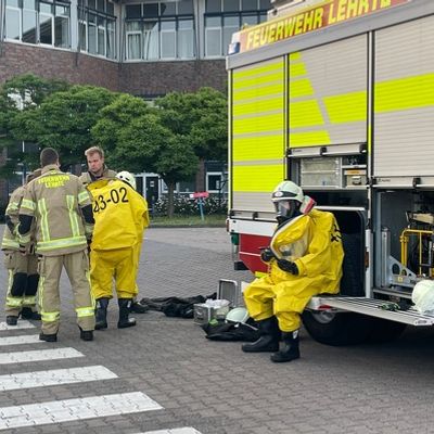 FW Lehrte: ABC-Großeinsatz bei einer Spedition in Lehrte