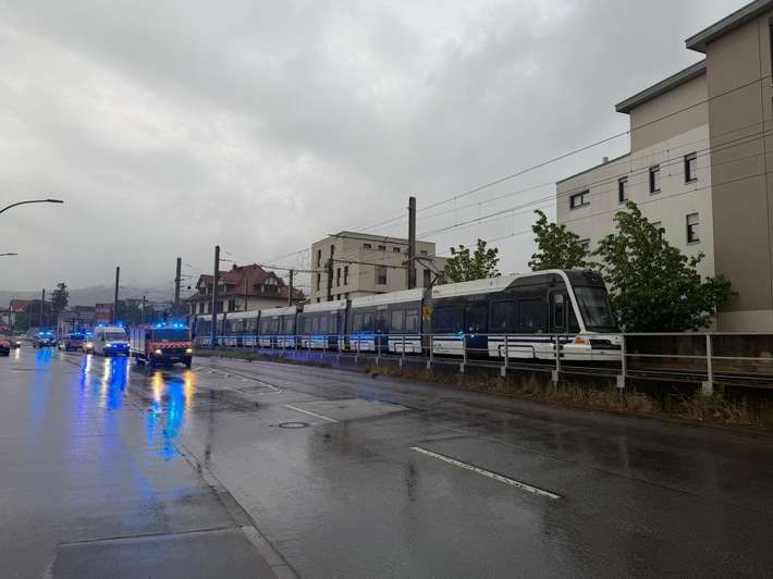 FW Weinheim: Entstehungsbrand in Straßenbahn - Feuerwehr Weinheim mehrfach am Mittwoch gefordert
