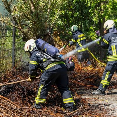 FW-MK: Zeitgleiche Vegetationsbrände im Iserlohner Stadtgebiet