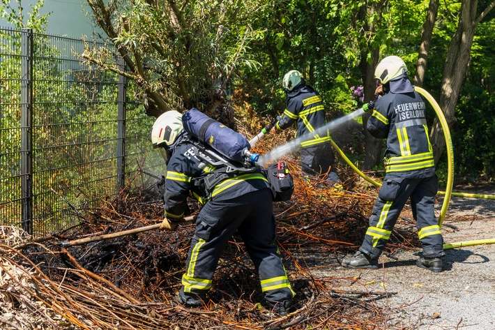 FW-MK: Zeitgleiche Vegetationsbrände im Iserlohner Stadtgebiet