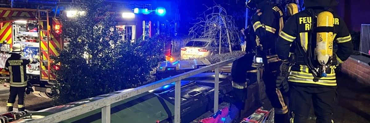 FW Rösrath: Gemeldeter Verkehrsunfall, Person in Notlage und Gebäudebrand: Feuerwehr Rösrath mehrfach im Einsatz