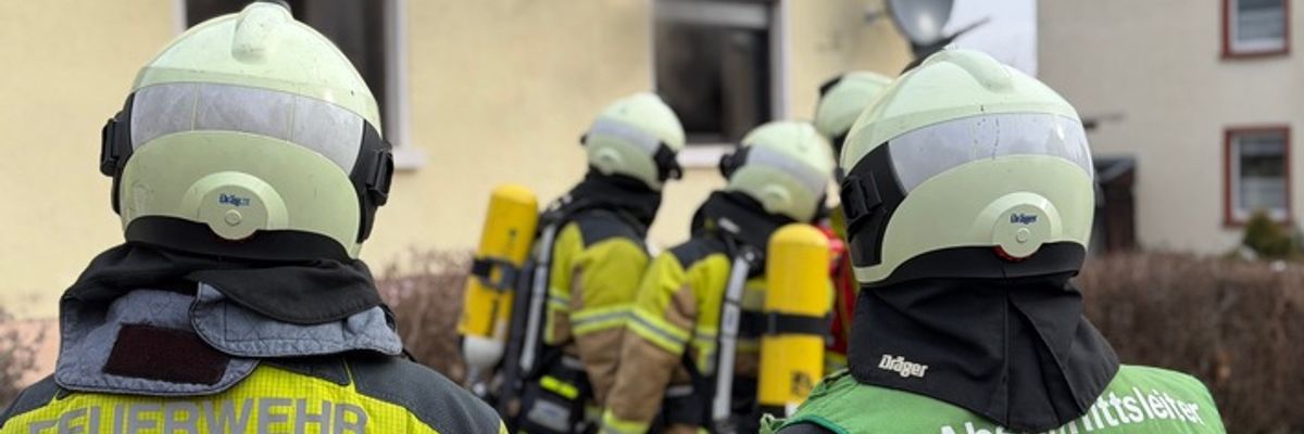 FW Dresden: Brand in Einfamilienhaus - eine Person verletzt