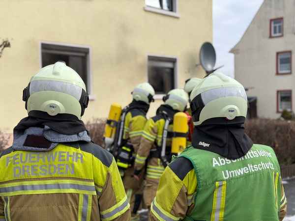 FW Dresden: Brand in Einfamilienhaus - eine Person verletzt