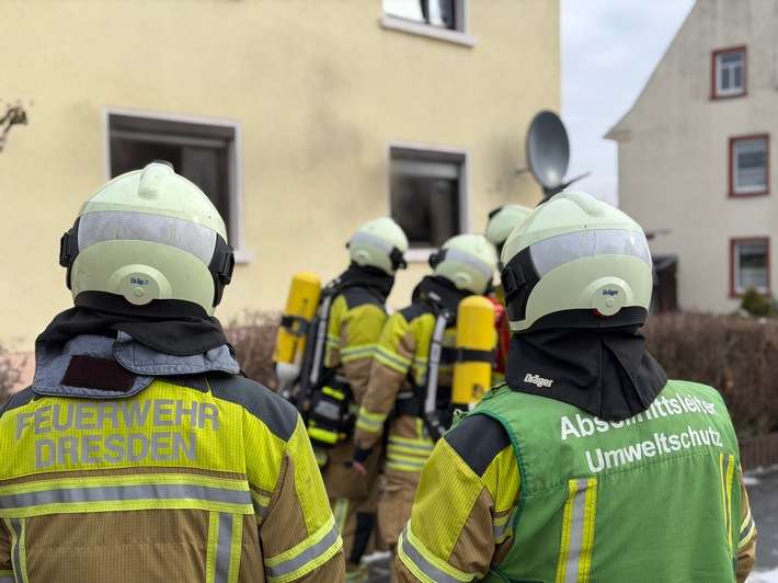 FW Dresden: Brand in Einfamilienhaus - eine Person verletzt