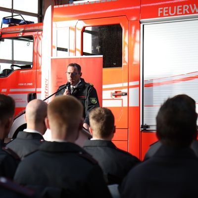 FW-GL: Erfolgreicher Abschluss, neue Laufbahnen und langjährige Treue: Feuerwehr Bergisch Gladbach feiert zahlreiche Ehrungen und Ernennungen