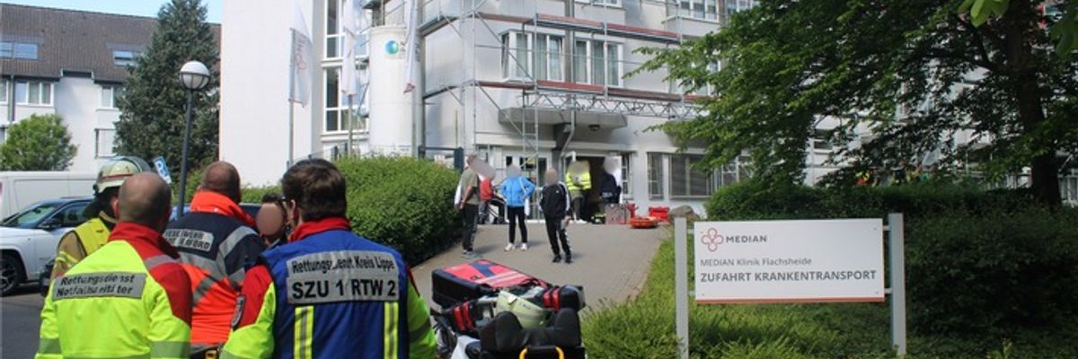 FF Bad Salzuflen: Feuerwehr löscht Brand in Klinik / Rund 40 Einsatzkräfte sind am Bad Salzufler Forsthausweg im Einsatz. Verletzt wird niemand