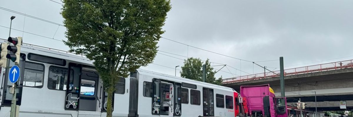FW-NE: Verkehrsunfall zwischen LKW und Straßenbahn auf der Düsseldorfer Straße | Zwei Personen verletzt