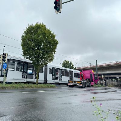 FW-NE: Verkehrsunfall zwischen LKW und Straßenbahn auf der Düsseldorfer Straße | Zwei Personen verletzt