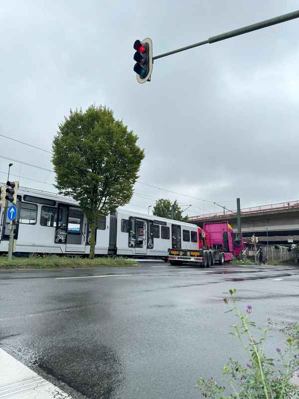 FW-NE: Verkehrsunfall zwischen LKW und Straßenbahn auf der Düsseldorfer Straße | Zwei Personen verletzt