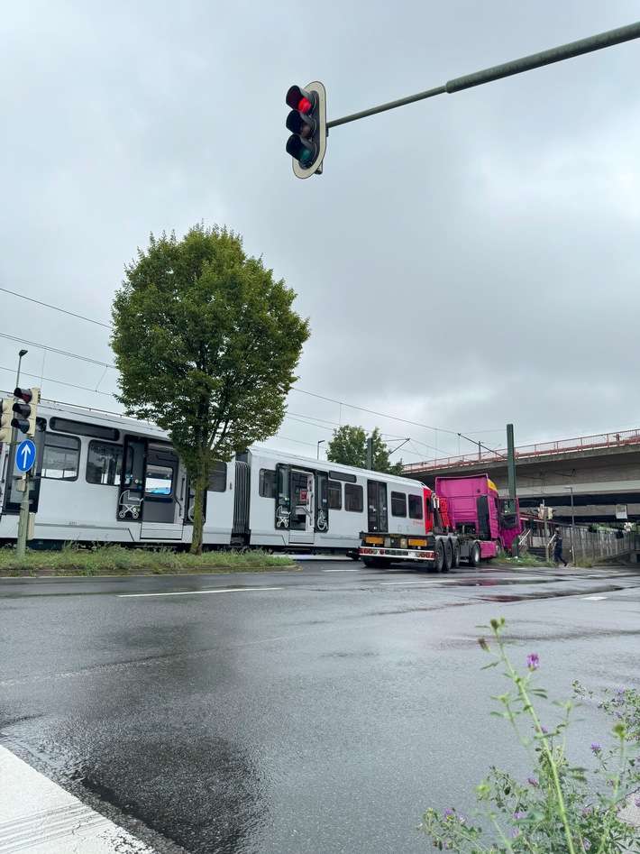 FW-NE: Verkehrsunfall zwischen LKW und Straßenbahn auf der Düsseldorfer Straße | Zwei Personen verletzt