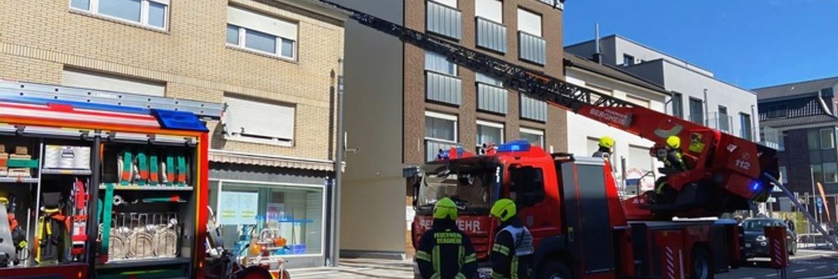 FW Bergheim: Wohnungsbrand in Mehrfamilienhaus Eine verletzte Person - Zwei Katzen gerettet - Weitere Einsätze am Nachmittag