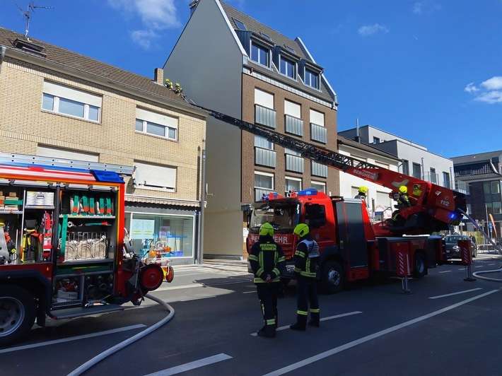 FW Bergheim: Wohnungsbrand in Mehrfamilienhaus Eine verletzte Person - Zwei Katzen gerettet - Weitere Einsätze am Nachmittag