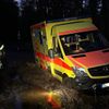 FW-AUR: Feststeckenden Notarztwagen befreit