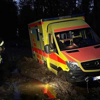 FW-AUR: Feststeckenden Notarztwagen befreit