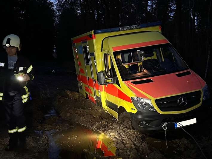 FW-AUR: Feststeckenden Notarztwagen befreit