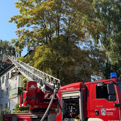 FW Helmstedt: Feuer auf Balkon - Dachstuhl betroffen