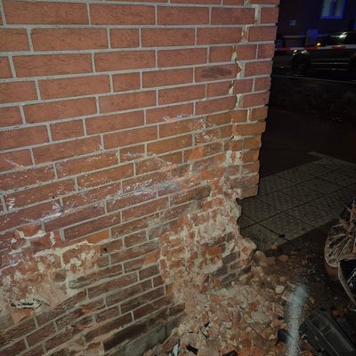 FW Düren: Verkehrsunfall auf der Euskirchener Straße - Vier Verletzte, Hauswand beschädigt