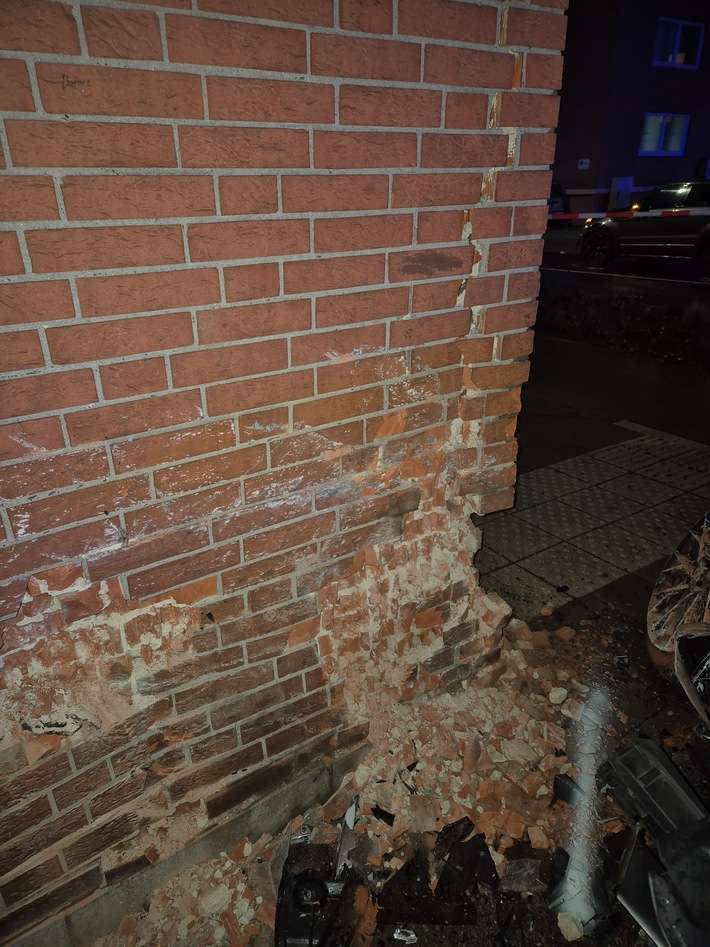 FW Düren: Verkehrsunfall auf der Euskirchener Straße - Vier Verletzte, Hauswand beschädigt
