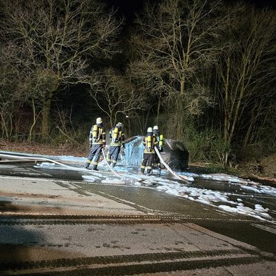 FW-Schermbeck: Nächtlicher PKW-Brand